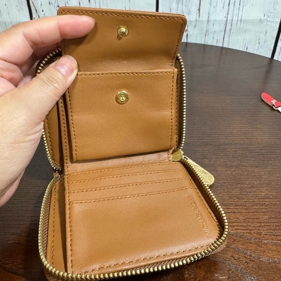 MICHAEL KORS monogram canvas zippered bifold wallet with gold hardwares EUC - Picture 6 of 11